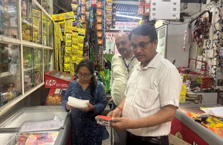 मुख्यमंत्री के निर्देशों के क्रम में खाद्य सुरक्षा विभाग का विशेष अभियान, कोटद्वार व लक्ष्मणझूला में खाद्य प्रतिष्ठानों का निरीक्षण, बिना लेबल एवं एक्सपायर्ड खाद्य सामग्री नष्ट, स्वच्छता मानकों का कड़ाई से पालन करने के निर्देश