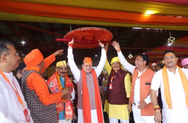 देवीधुरा में फलों-फूलों से बरसी बग्वाल, ऐतिहासिक पाषाण युद्ध के साक्षी बने लाखों श्रद्धालु, दोपहर 1:48 बजे शुरू होकर 1:55 बजे तक 8 मिनट तक चले इस अनूठे ऐतिहासिक युद्ध में फल और फूलों का किया गया प्रयोग, मुख्यमंत्री पुष्कर सिंह धामी ने माँ वाराही के दर्शन कर प्रदेशवासियों की सुख-समृद्धि की कामना की