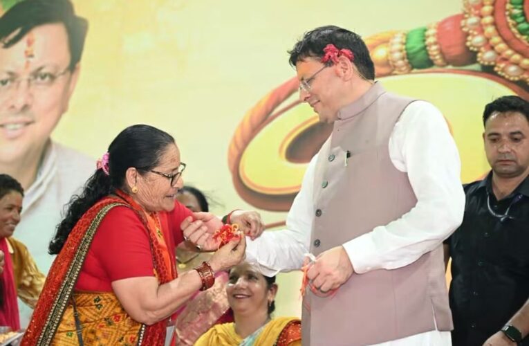 मुख्यमंत्री पुष्कर सिंह धामी की बड़ी घोषणा: अब 60 वर्ष की आयु से महिलाओं को रोडवेज बसों में मिलेगा मुफ्त सफर, प्रधानमंत्री ई-बस सेवा के तहत देहरादून में 10 पिंक ई-बसें महिलाओं को समर्पित होंगी, चरणबद्ध रूप से पूरे प्रदेश में मिलेगी सुविधा