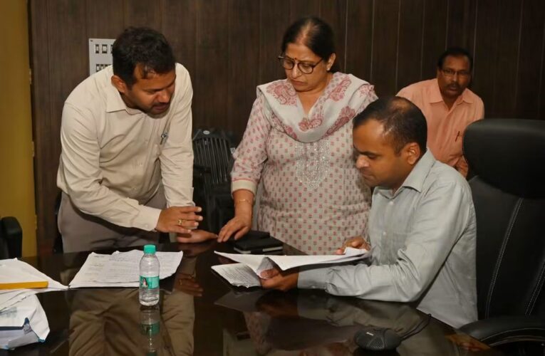 जिलाधिकारी मयूर दीक्षित ने तहसील कार्यालय रुड़की में चले एसआईआर कार्य का लिया जायजा, संबंधित अधिकारियों को एसआईआर कार्यों में पारदर्शिता के साथ कार्य करने के दिए निर्देश