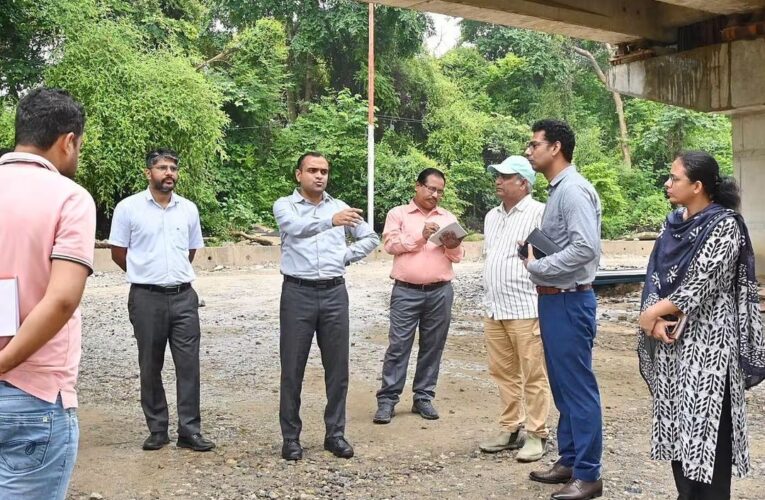 हरिद्वार डीएम मयूर दीक्षित ने हरिद्वार-नजीबाबाद हाईवे से मंगलौर तक राष्ट्रीय राजमार्ग का निरीक्षण किया, 15 अक्तूबर तक जिले की सभी सड़कों को गड्ढामुक्त करने के निर्देश दिए