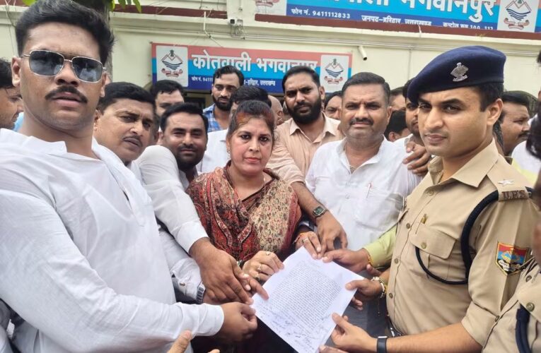 भगवानपुर विधायक ममता राकेश के नेतृत्व में कांग्रेस कार्यकर्ताओं ने कोतवाली पुलिस को तहरीर दी, हल्द्वानी प्रकरण में दोषियों के खिलाफ कार्रवाई की मांग की