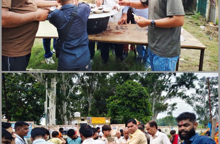 शिवभक्तों की सेवा में जुटे फार्मेसी अधिकारी, फार्मेसी अधिकारी एवं राजकीय फार्मेसी अधिकारी संघ जनपद हरिद्वार के अध्यक्ष ब्रिजेश कुमार के नेतृत्व में पेयजल, बिस्कुट व फल किए गए वितरित