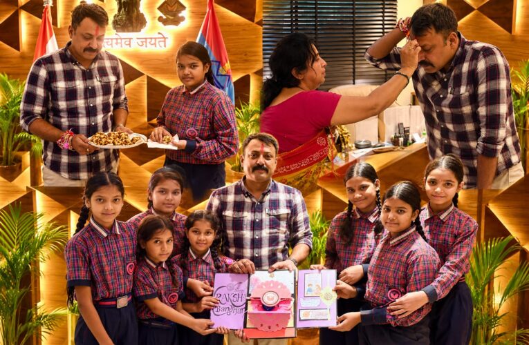 नन्ही छात्राओं ने बांधा रक्षासूत्र, एसएसपी नवनीत सिंह भुल्लर ने दिया रक्षा का वचन, देवभूमि स्कूल की छात्राएं शिक्षिकाओं संग पहुंची एसएसपी कैंप ऑफिस