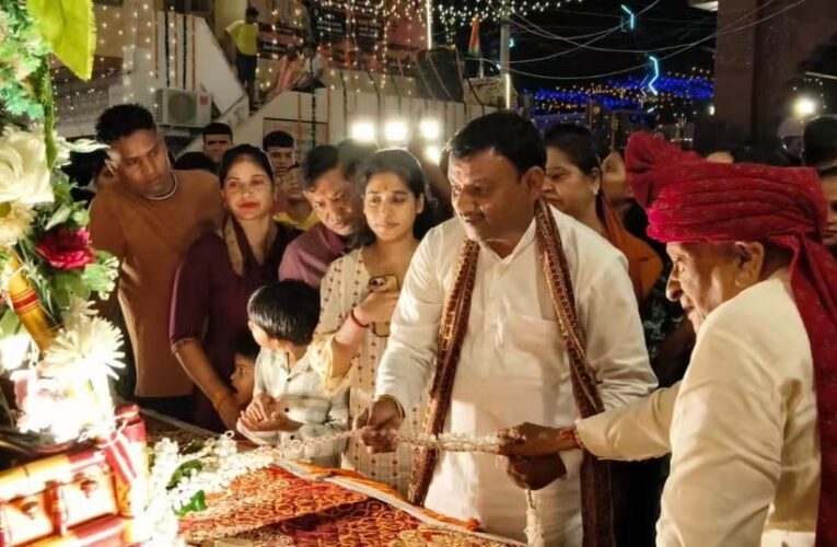 श्रीकृष्ण जन्माष्टमी पर रामनगर स्थित मंदिर में पूर्व मेयर गौरव गोयल ने की पूजा-अर्चना