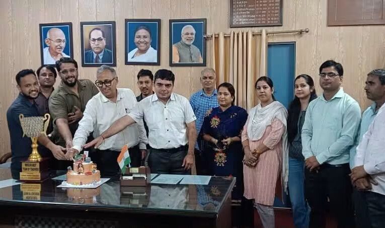 व्यक्तित्व, चरित्र और भविष्य के निर्माण में शिक्षकों की महत्वपूर्ण भूमिका: दिनेश  सिंह
