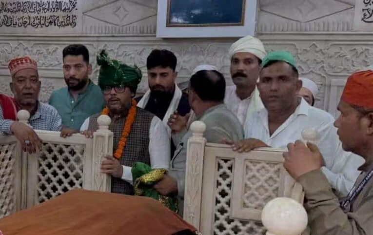 भाजपा अल्पसंख्यक मोर्चा के नवनियुक्त राष्ट्रीय अध्यक्ष ने साबिर पाक की दरगाह में पहुंचकर मांगी अमनो-शांति की दुआएं,पेश किए चादर व अकीदत के फूल