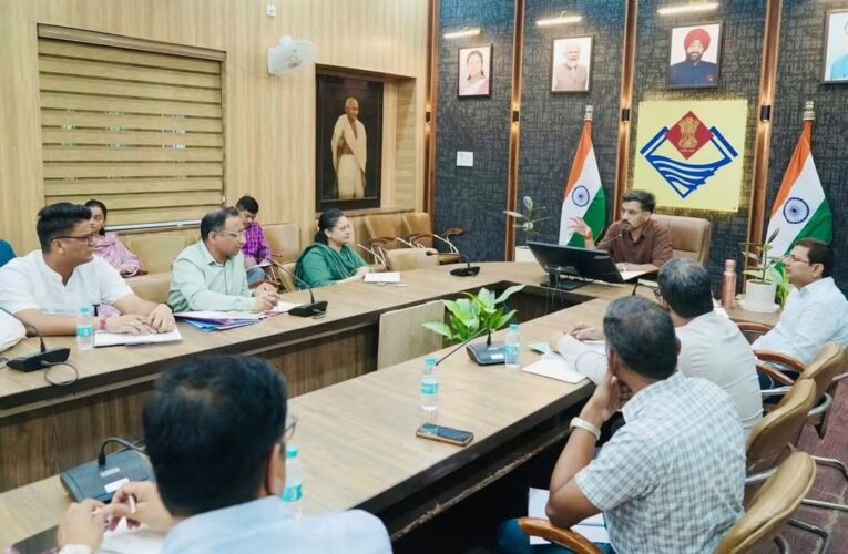 देहरादून: आवारा पशुओं पर डीएम सख्त, सर्वे कर पोर्टल पर अपलोड होगा पूरा डेटा, एबीसी-एआरवी कार्यक्रम को प्रभावी बनाने के निर्देश, पालतू श्वानों का अनिवार्य पंजीकरण कराने पर जोर