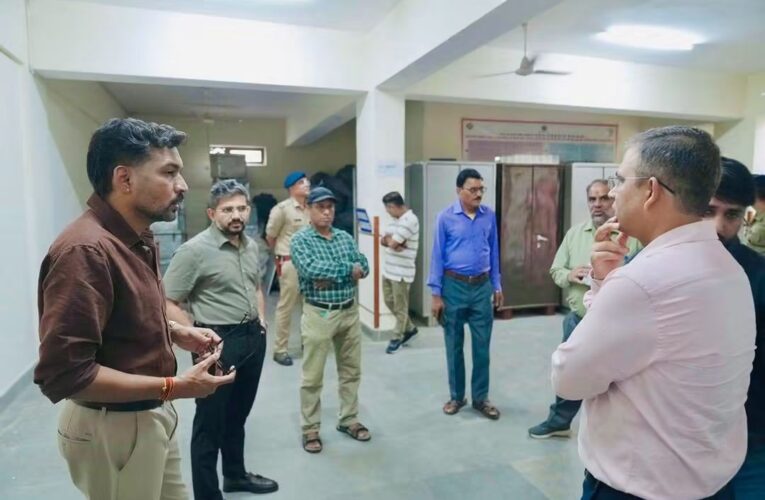 देहरादून डीएम डॉ0 आशीष चौहान ने राजनीतिक दलों के प्रतिनिधियों के साथ ईवीएम वेयरहाउस का किया निरीक्षण, ईवीएम-वीवीपैट की सुरक्षा व्यवस्था का लिया जायजा, निर्धारित प्रोटोकॉल के पालन के निर्देश