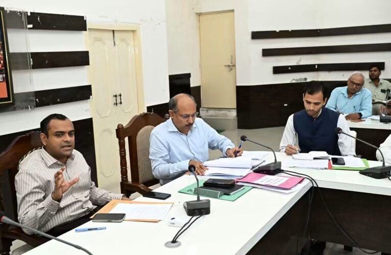 स्वच्छता व्यवस्था को और अधिक प्रभावी बनाने के निर्देश, घर-घर कचरा संग्रहण एवं चार-स्तरीय अपशिष्ट पृथक्करण पर विशेष जोर, जिलाधिकारी मयूर दीक्षित की अध्यक्षता में जिला कार्यालय सभागार में हुई समीक्षा बैठक, सभी निकायों को स्वच्छता कार्यों में तेजी लाने के निर्देश
