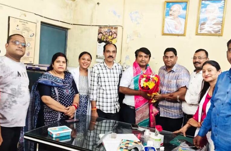 डॉ. दिल्ली रमन को नगर निगम स्वास्थ्य अधिकारी बनने पर प्राथमिक स्वास्थ्य केंद्र इमलीखेड़ा में किया गया स्वागत, फार्मेसी अधिकारियों और कर्मचारियों ने दी शुभकामनाएं, फार्मेसी अधिकारी ब्रिजेश कुमार के नेतृत्व में हुआ स्वागत समारोह