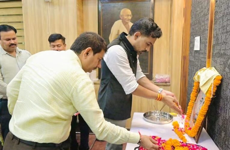 पं. गोविंद बल्लभ पंत के आदर्शों को आत्मसात कर जनसेवा के दायित्वों का ईमानदारी से निर्वहन करें: डीएम डॉ0 आशीष चौहान, स्वतंत्रता संग्राम, सामाजिक उत्थान एवं राष्ट्र निर्माण में पंत जी का योगदान सदैव प्रेरणास्रोत रहेगा