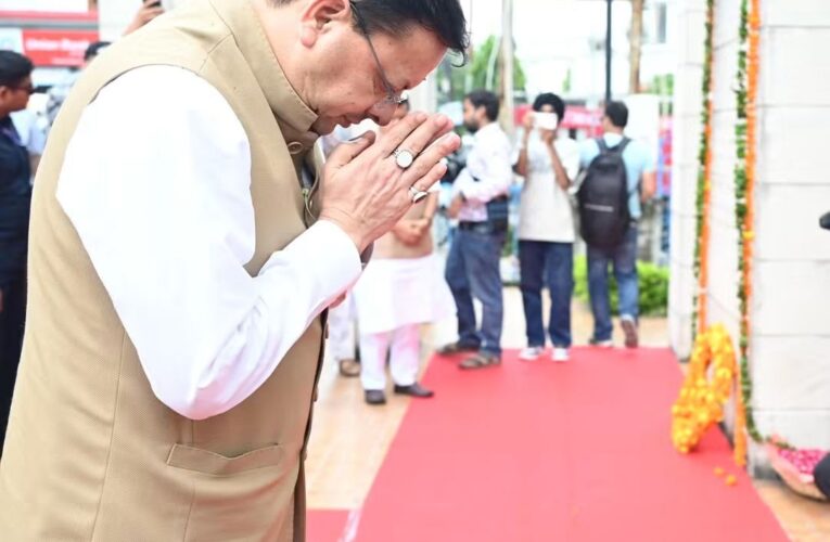 मुख्यमंत्री पुष्कर सिंह धामी ने शहीद स्मारक पर शहीदों को श्रद्धांजलि अर्पित की