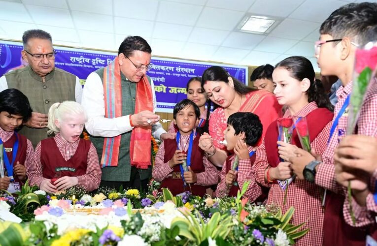 दिव्यांग बच्चों के बीच अपना जन्म दिवस मनाने पहुंचे मुख्यमंत्री पुष्कर सिंह धामी, बच्चों के साथ केक काटा, आत्मीयता से मिले और साझा की जन्म दिवस की खुशियां