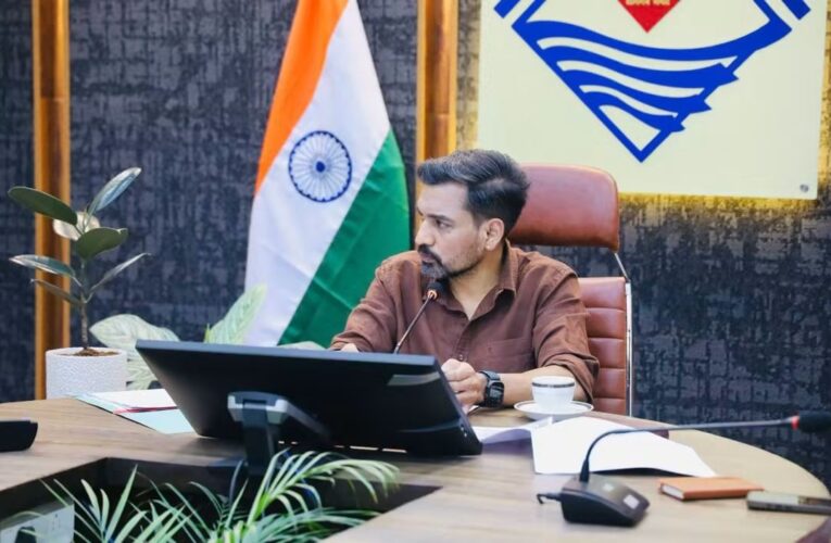 देहरादून: परिवार की प्रताड़ना से शिक्षा से वंचित रुद्र प्रताप नेगी का सहारा बना जिला प्रशासन, फीस के अभाव में दसवीं की परीक्षा से रह गए थे वंचित,पुश्तैनी मकान बिक जाने के बाद दर-दर भटकने को मजबूर था बालक