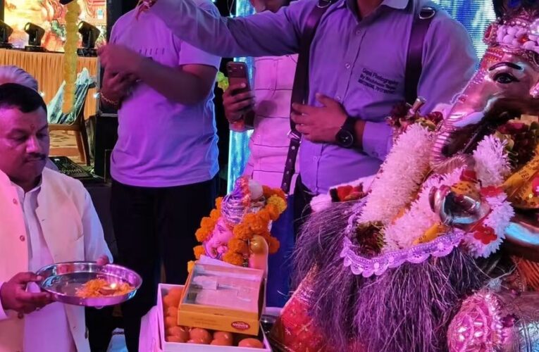 नगर निगम प्रांगण तथा साकेत धर्मशाला में श्री गणेश महोत्सव में भक्तजनों ने पहुंच पूजा-अर्चना कर लिया आशीर्वाद