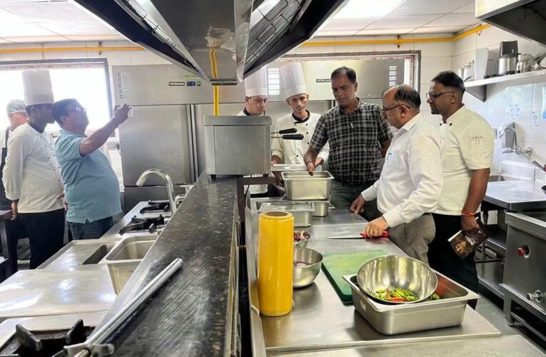 हरिद्वार में खाद्य सुरक्षा विभाग की बड़ी कार्रवाई, होटल-रेस्टोरेंट, डेयरी, नमकीन इकाइयों एवं किराना प्रतिष्ठानों पर छापेमारी, खाद्य सुरक्षा एवं औषधि प्रशासन ने हरिद्वार–दिल्ली हाईवे स्थित होटल एवं रेस्टोरेंट में गंभीर अनियमितताएं मिलने पर कई खाद्य उत्पादों के निर्माण एवं बिक्री पर तत्काल रोक लगाई