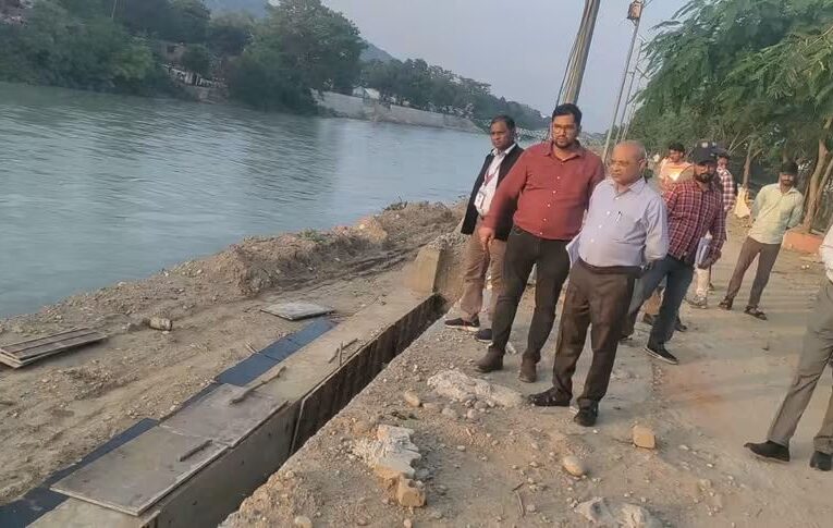 कुंभ से जुड़े निर्माण कार्यों का मंडलायुक्त ने किया स्थलीय निरीक्षण, गुणवत्ता और समयबद्धता के साथ कार्य पूर्ण करने के निर्देश