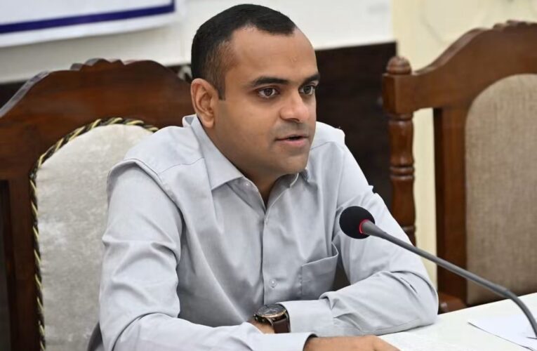 जिलाधिकारी मयूर दीक्षित ने जनपद में संचालित विभिन्न योजनाओं की समीक्षा की, संचालित योजनाओं का कार्य समयबद्धता एवं गुणवत्ता के साथ पूर्ण करने के निर्देश