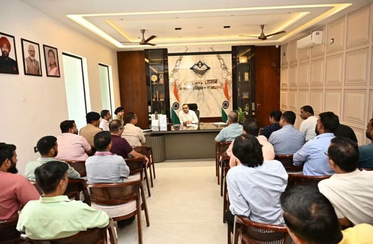 कुंभ से पहले हरिद्वार में तारों का जंजाल होगा खत्म, 15 दिन में झूलते और अव्यवस्थित तार व्यवस्थित करने के जिलाधिकारी मयूर दीक्षित ने दिए निर्देश