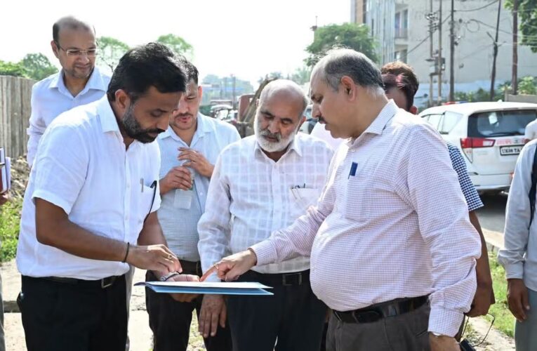 हरिद्वार: भगत सिंह चौक एवं ऋषिकुल क्षेत्र के आस-पास निर्माणधीन फुटपाथ का तकनीकी निरीक्षण, निर्माणाधीन फुटपाथ से संबंधित कार्य विवरण का बोर्ड तत्काल लगाने के निर्देश, घाट और फुटपाथ निर्माण में गुणवत्ता व एलाइनमेंट का रखा जाए ध्यान