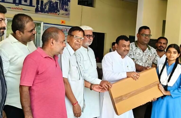 पूर्व मेयर गौरव गोयल ने गणेशपुर स्थित विद्यालय में छात्र-छात्राओं को बांटी पाठ्य सामग्री, टॉपर छात्राओं का किया सम्मान