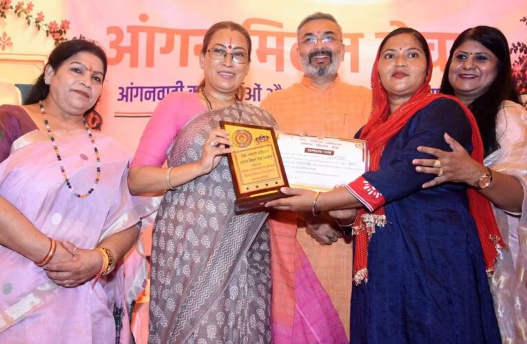 आंगनबाड़ी केंद्र है बच्चों के भविष्य की बुनियाद रखने का प्रथम आयाम: रेखा आर्या, ‘आंगन मिलन सेवा’ कार्यक्रम में 202 लाभार्थियों को वितरित की गई महालक्ष्मी, तेजस्विनी, रोजगार एवं पोषण किट