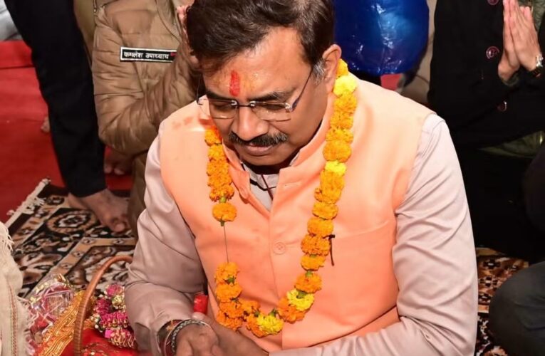 मुख्य सचिव आनंद वर्धन ने गंगोत्री धाम में की पूजा-अर्चना, व्यवस्थाओं का लिया जायजा