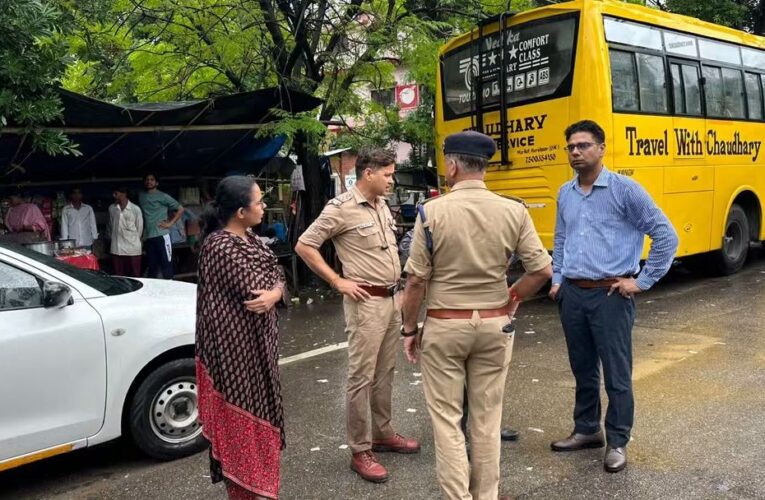 हरिद्वार रेलवे स्टेशन क्षेत्र की यातायात व्यवस्था को सुव्यवस्थित करने के लिए संयुक्त स्थलीय निरीक्षण, ऑटो, विक्रम और ई-रिक्शा के लिए होल्डिंग एरिया एवं पिक-अप/ड्रॉप व्यवस्था विकसित करने की कार्ययोजना पर अधिकारियों ने मौके पर मंथन किया