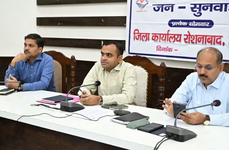 हरिद्वार जिलाधिकारी मयूर दीक्षित ने जनपद में संचालित विभिन्न योजनाओं की समीक्षा बैठक, जिला योजना के अंतर्गत  विकास कार्यों के लिए स्वीकृत धनराशि का शत-प्रतिशत व्यय करने के दिए निर्देश
