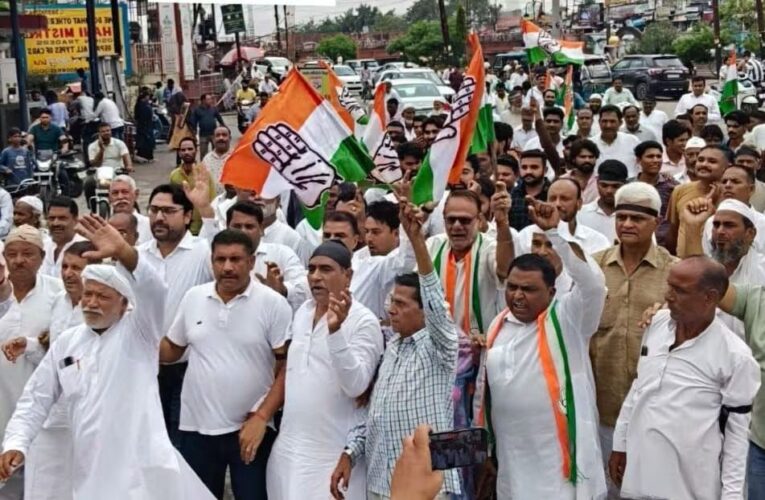 रुड़की में वोट चोरी के आरोप को लेकर कांग्रेस पार्टी ने निकाला मार्च, फूंका पुतला, दिया ज्ञापन