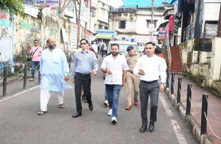 कुमाऊँ कमिश्नर दीपक रावत ने किया सड़कों का निरीक्षण, यातायात व्यवस्था को सरल, सुगम एवं सुरक्षित बनाने के लिए सड़कों को 15 अक्टूबर तक गड्ढामुक्त करने के निर्देश