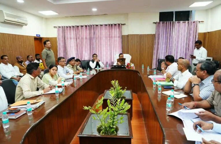 सफाई कर्मचारियों के अधिकारों एवं कल्याणकारी योजनाओं के प्रभावी क्रियान्वयन को लेकर आयोग के अध्यक्ष ने की समीक्षा बैठक, सफाई कर्मचारियों की सुरक्षा, सम्मान एवं कल्याण सर्वोच्च प्राथमिकता: भगवत प्रसाद मकवाना