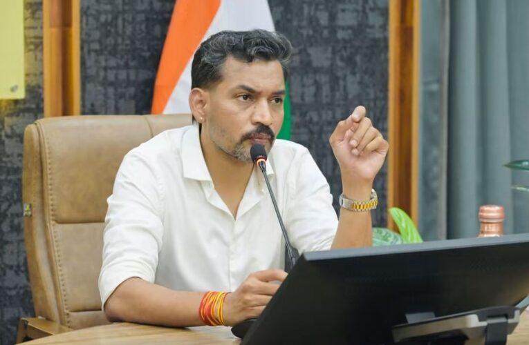 देहरादून: बारिश से क्षतिग्रस्त सड़कों को लेकर प्रशासन सख्त, देहरादून के प्रमुख एवं आंतरिक मार्गों का होगा स्थलीय निरीक्षण, नामित अधिकारियों को दो दिन में गड्ढों एवं क्षतिग्रस्त हिस्सों की सूची तैयार कर फोटो सहित रिपोर्ट देने के निर्देश