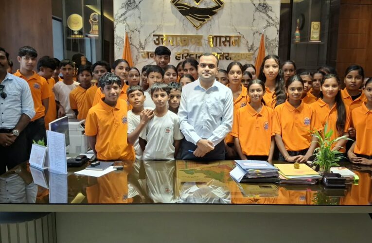 हरिद्वार: सत्यम पाठशाला के बच्चों ने किया जिला मुख्यालय का भ्रमण, सत्यम पाठशाला के बच्चों ने जिलाधिकारी मयूर दीक्षित एवं वरिष्ठ प्रशासनिक अधिकारियों से की शिष्टाचार भेंट