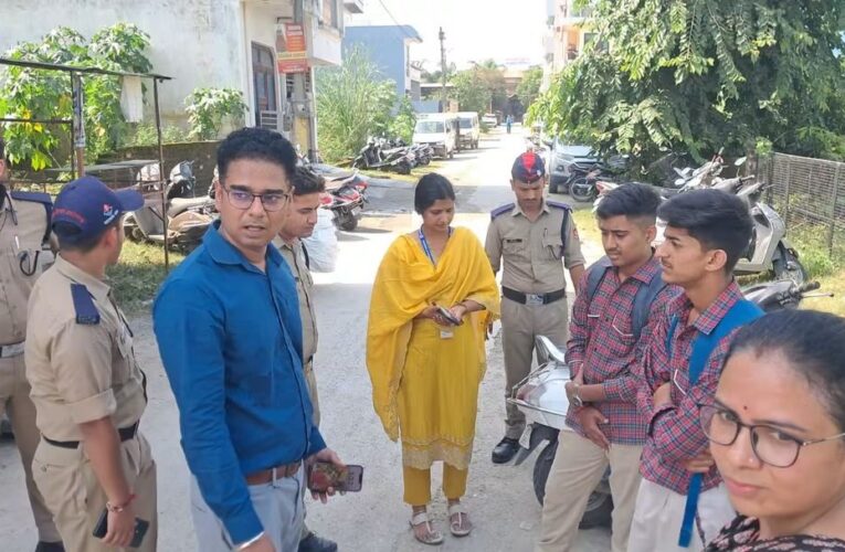 जिलाधिकारी मयूर दीक्षित के निर्देश पर नाबालिग विद्यार्थियों द्वारा वाहन संचालन के विरुद्ध अभियान, 20 स्कूटी/मोटरसाइकिल सीज