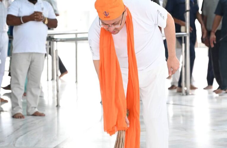 सेवा संकल्प अभियान’ के तहत नानकमत्ता पहुंचे मुख्यमंत्री पुष्कर सिंह धामी, स्वच्छता अभियान में किया श्रमदान, मुख्यमंत्री ने गुरुद्वारा श्री नानकमत्ता साहिब में मत्था टेक प्रदेश की सुख-समृद्धि की कामना की