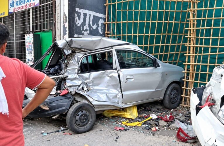 हरिद्वार में तेज रफ्तार बस का कहर, सड़क पर खड़े कई वाहनों को क्षतिग्रस्त किया, ऑटो चालक का हाथ कटा