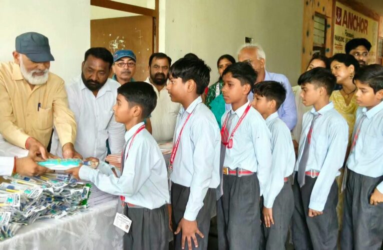 पूर्व मेयर गौरव गोयल ने जैन इंटर कॉलेज शेरपुर में बांटी बच्चों को सामग्री, मेधावी छात्र-छात्राओं का किया सम्मान