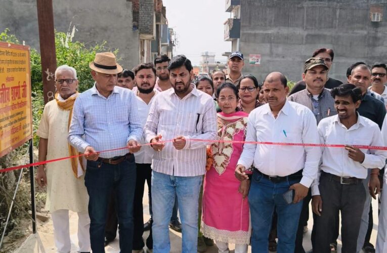 शिवालिक नगर में विकास कार्यों को मिली रफ्तार, पालिकाध्यक्ष राजीव शर्मा ने हैंडपंप व सड़क निर्माण कार्य का किया लोकार्पण
