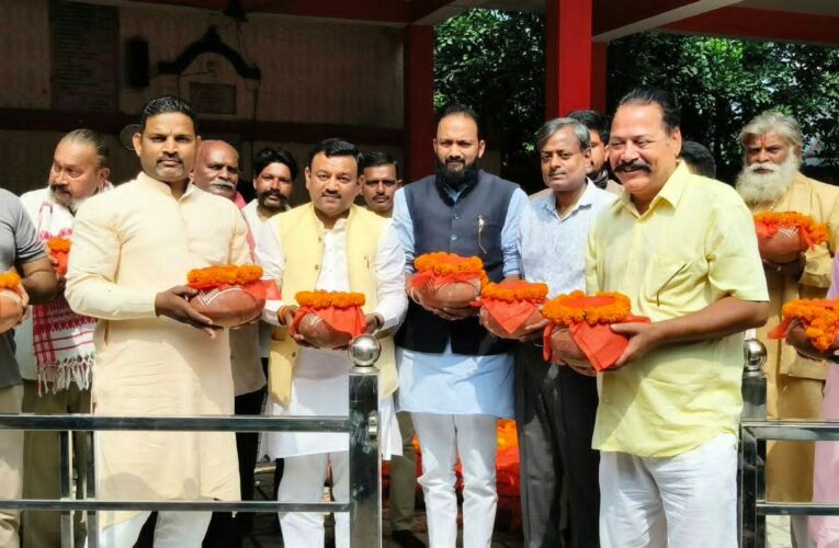 पूर्व मेयर गौरव गोयल ने लावारिस मृतकों की अस्थियों को गंगा में विसर्जित के लिए किया रवाना, पेश की मानवता की मिसाल