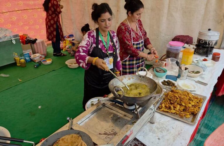 सरस फूड फेस्टिवल में बिखरी उत्तरकाशी की पहाड़ी खुशबू, मोरी की सेब चटनी बनी आकर्षण का केंद्र, पहाड़ की रसोई से बाजार तक पहुंची महिलाओं की मेहनत, सरस फूड फेस्टिवल ग्रामीण महिलाओं के लिए बना बड़ा बाजार
