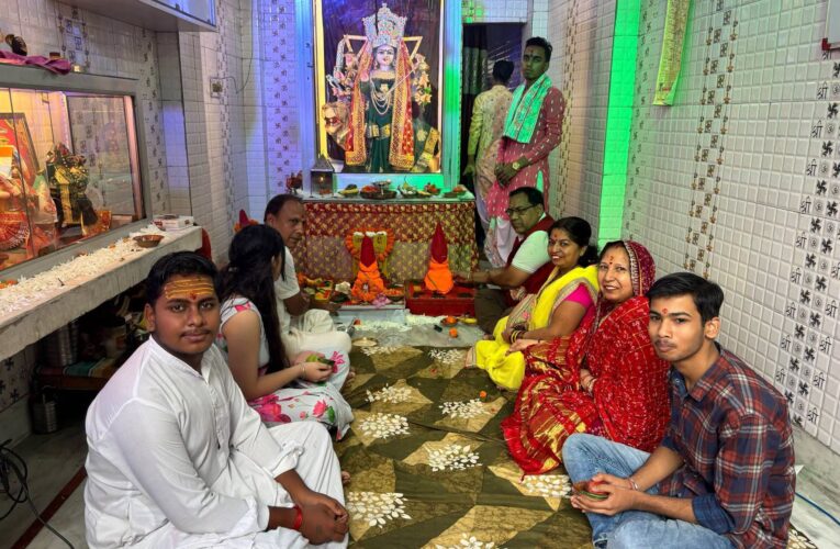 मनकमेश्वरी दुर्गा मंदिर में शारदीय नवरात्रि का शुभारंभ, मां शैलपुत्री की विधिवत पूजा-अर्चना कर मांगी सुख-समृद्धि की कामना