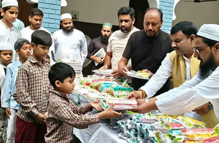 पूर्व मेयर गौरव गोयल ने पाठ्य सामग्री का किया वितरण कर शिक्षा के महत्व को समझाया