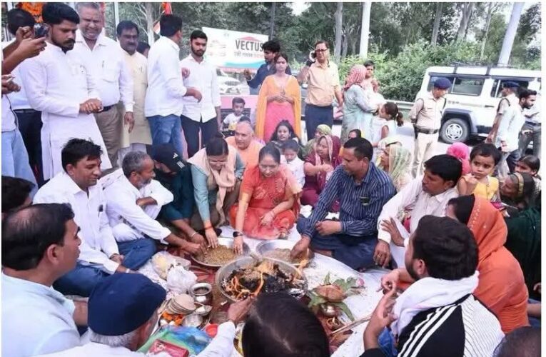 शहीद सोनित कुमार सैनी की स्मृति में धनौरी में उमड़ा जनसमूह, हवन-यज्ञ के साथ रक्तदान कर दी श्रद्धांजलि