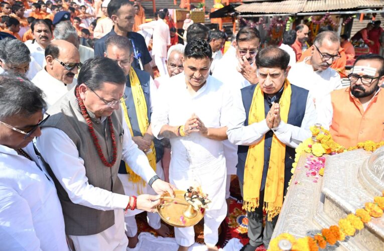 प्रधानमंत्री नरेन्द्र मोदी के सार्वजनिक सेवा के 25 वर्ष पूर्ण होने पर मुख्यमंत्री धामी ने मंत्रिमंडल के सहयोगियों के साथ हरकी पैड़ी पर किया गंगा पूजन एवं आरती, मुख्यमंत्री ने माँ गंगा से प्रधानमंत्री के स्वस्थ एवं दीर्घायु जीवन के साथ ही देश और प्रदेश की सुख-समृद्धि की कामना की, गंगा तट पर स्थित मेला नियंत्रण भवन में मंत्रिमंडल की बैठक, मुख्यमंत्री ने बैठक से पूर्व कैबिनेट सहयोगियों के साथ की माँ गंगा की पूजा-अर्चना