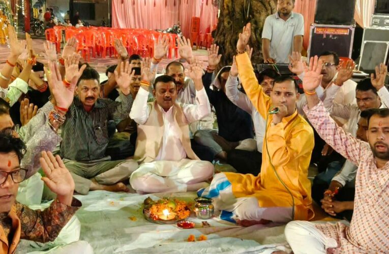 लालकुर्ती में मां दुर्गा के भव्य जागरण में पहुंचकर पूर्व मेयर गौरव गोयल ने पूजा-अर्चना कर लिया आशीर्वाद,की सुख व समृद्धि की कामना