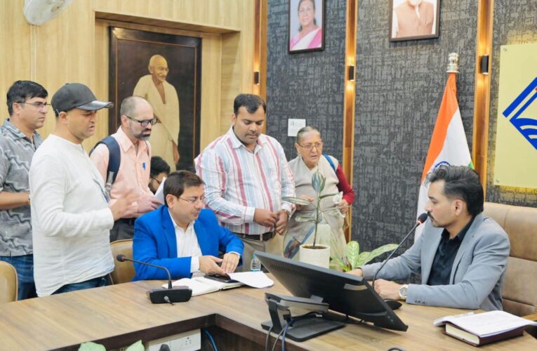 अपनों की प्रताड़ना से टूटे बुजुर्ग, न्याय की आस में पहुंचे समाधान दिवस, 92 शिकायतें, कई परिवारों का दर्द; समाधान दिवस में डीएम ने अधिकारियों को दिए सख्त निर्देश