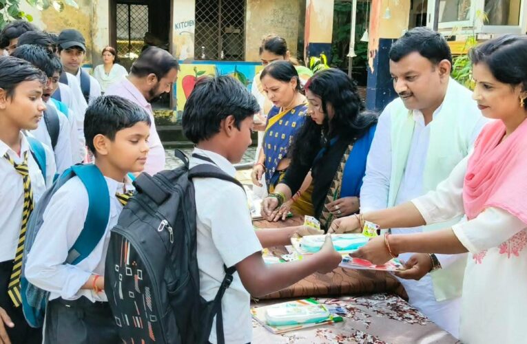 पूर्व मेयर गौरव गोयल ने लालकुर्ती स्थित विद्यालय में बांटी पाठ्य सामग्री,कहा-शिक्षा ही उज्जवल भविष्य की गारंटी