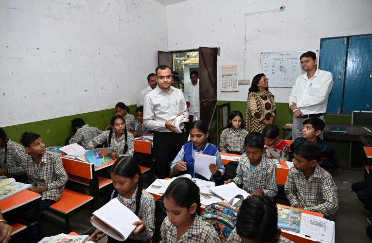 जिलाधिकारी मयूर दीक्षित ने राजकीय प्राथमिक विद्यालय अपर रोड का औचक निरीक्षण कर परखी शिक्षा की गुणवत्ता, पुराने भवन के स्थान पर नया विद्यालय भवन बनाने हेतु प्रस्ताव उपलब्ध कराने के दिए निर्देश